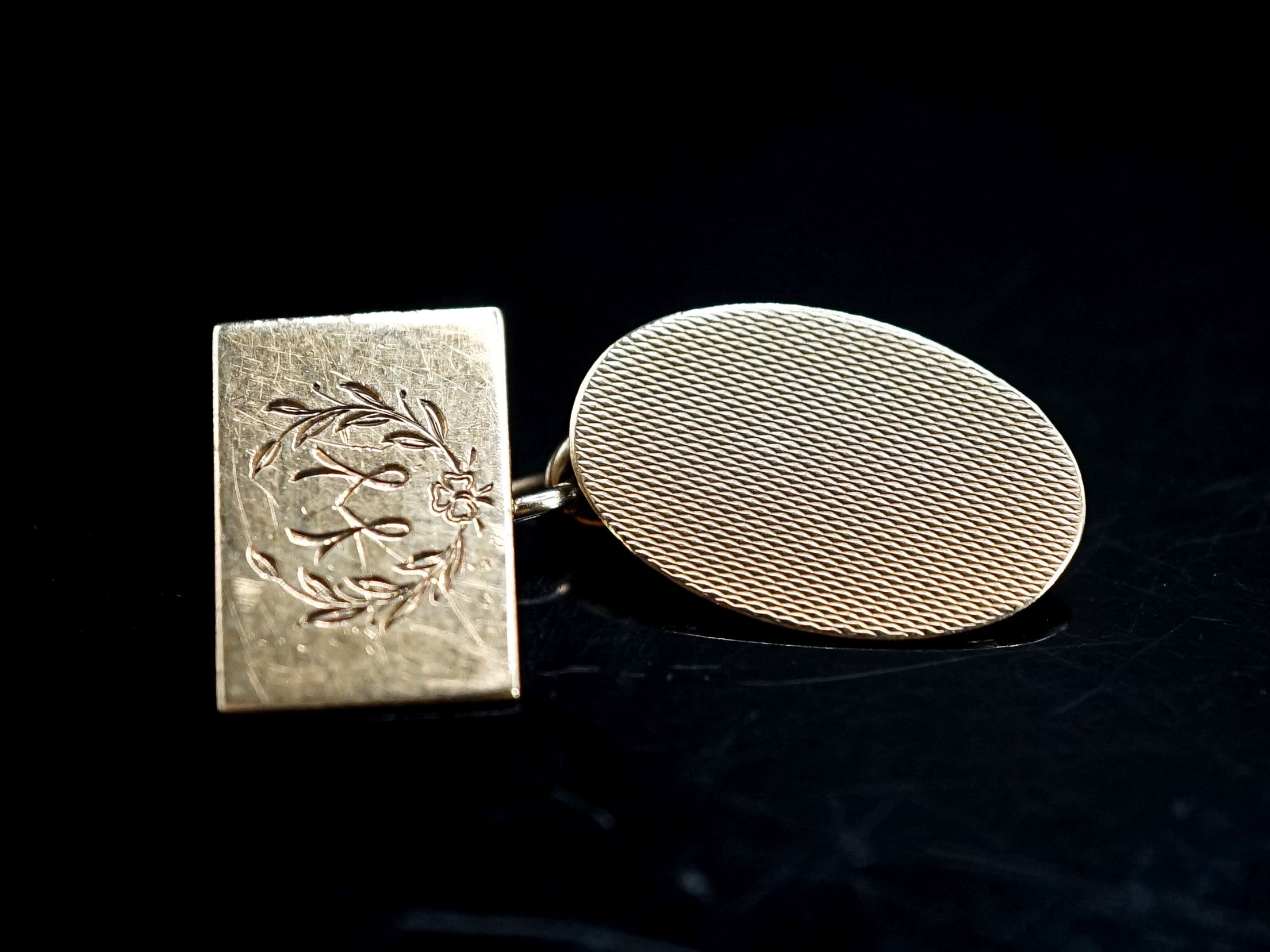 A pair of 9ct gold cufflinks, 4.1 grams.